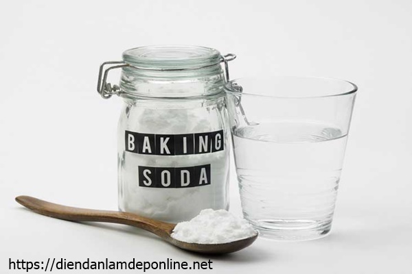 C&aacute;ch h&uacute;t ẩm nệm bằng baking soda