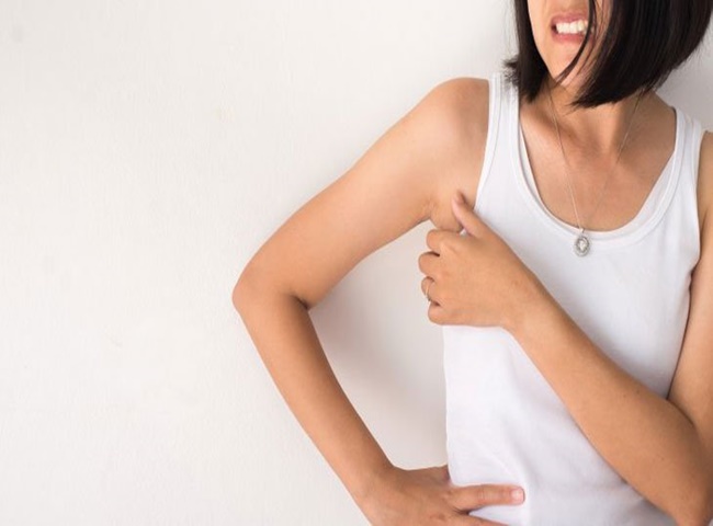 Tuyến mồ h&ocirc;i bẩm sinh tr&ecirc;n cơ thể hoạt động mạnh mẽ g&acirc;y n&ecirc;n m&ugrave;i h&ocirc;i