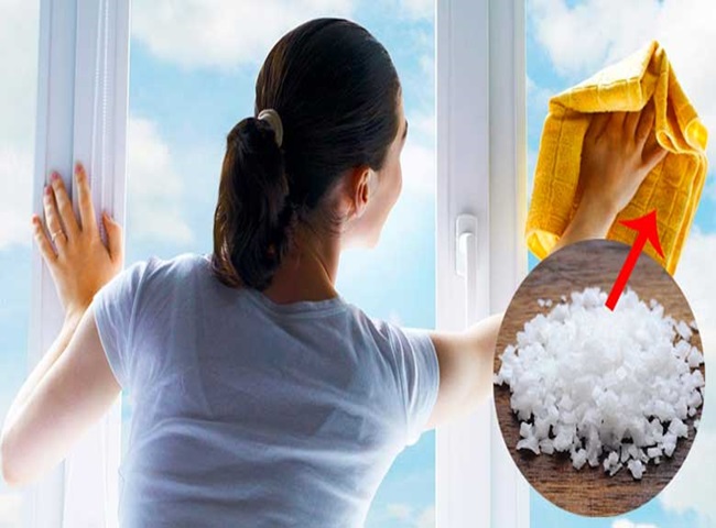 D&ugrave;ng muối để l&agrave;m sạch k&iacute;nh cường lực