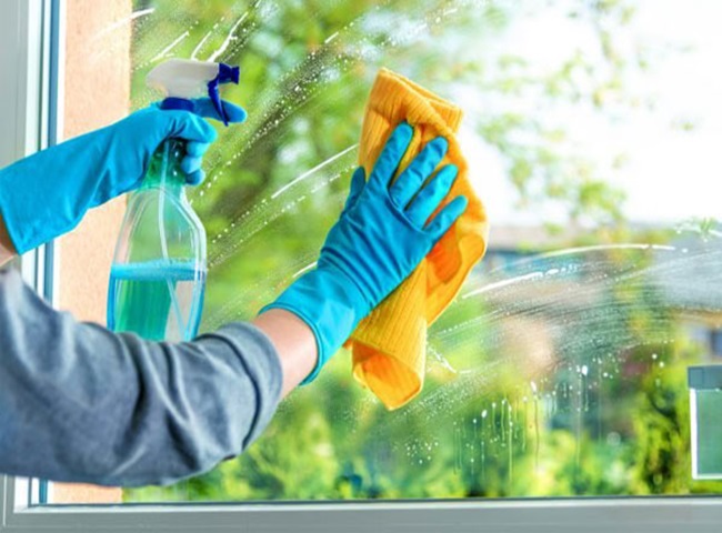 Nước lau k&iacute;nh để l&agrave;m sạch k&iacute;nh cường lực