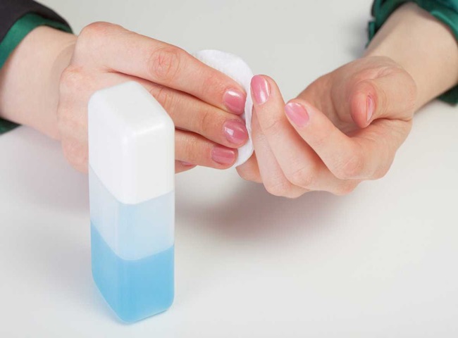 Nước tẩy sơn m&oacute;ng tay lau k&iacute;nh hiệu quả