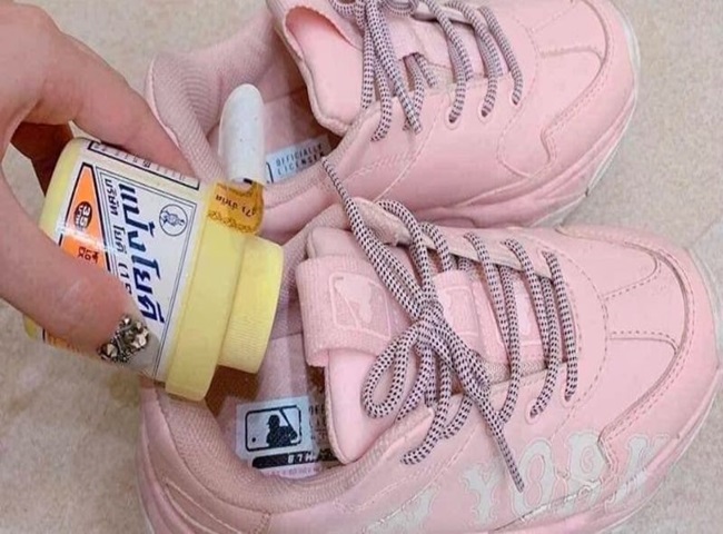 Khử mùi hôi chân với phấn rôm