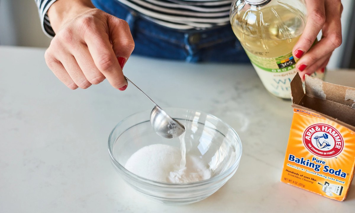 Hướng dẫn c&aacute;ch l&agrave;m sạch v&ograve;i nước bằng baking soda