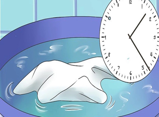 Mẹo khử m&ugrave;i mồ h&ocirc;i bằng c&aacute;ch ng&acirc;m trước khi giặt
