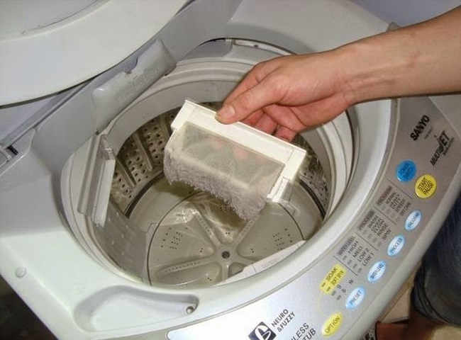 M&aacute;y giặt bẩn g&acirc;y ra m&ugrave;i h&ocirc;i quần &aacute;o