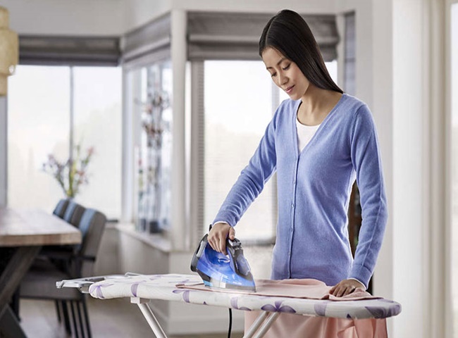 Ủi quần &aacute;o trước khi cất v&ocirc; tủ