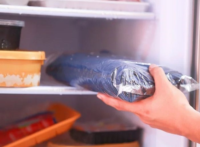 Bỏ quần &aacute;o v&agrave;o ngăn đ&aacute; tủ lạnh