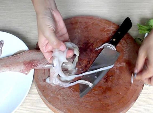 Xử l&yacute; m&ugrave;i tanh của mực