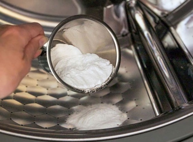 Vệ sinh buồng giặt bằng hỗn hợp baking soda