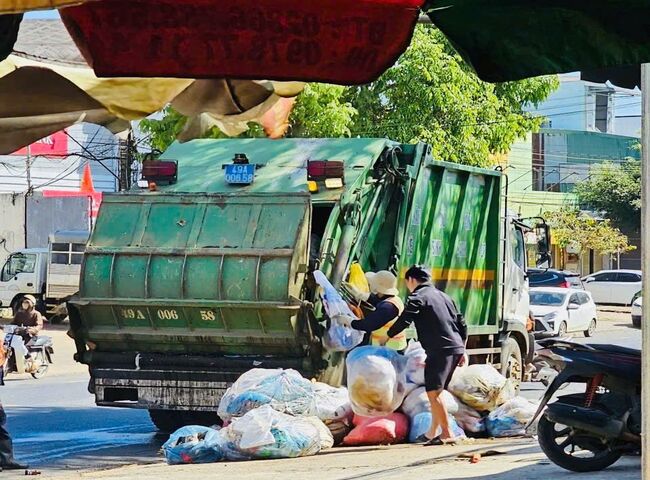 Dịch vụ thu gom r&aacute;c thải sinh hoạt Hưng Ph&aacute;t