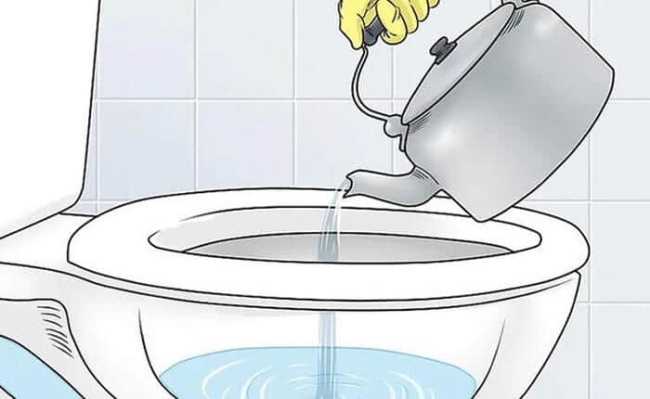 Xử l&yacute; bồn cầu bị nghẹt giấy tại nh&agrave; bằng nước s&ocirc;i v&agrave; x&agrave; ph&ograve;ng rửa ch&eacute;n