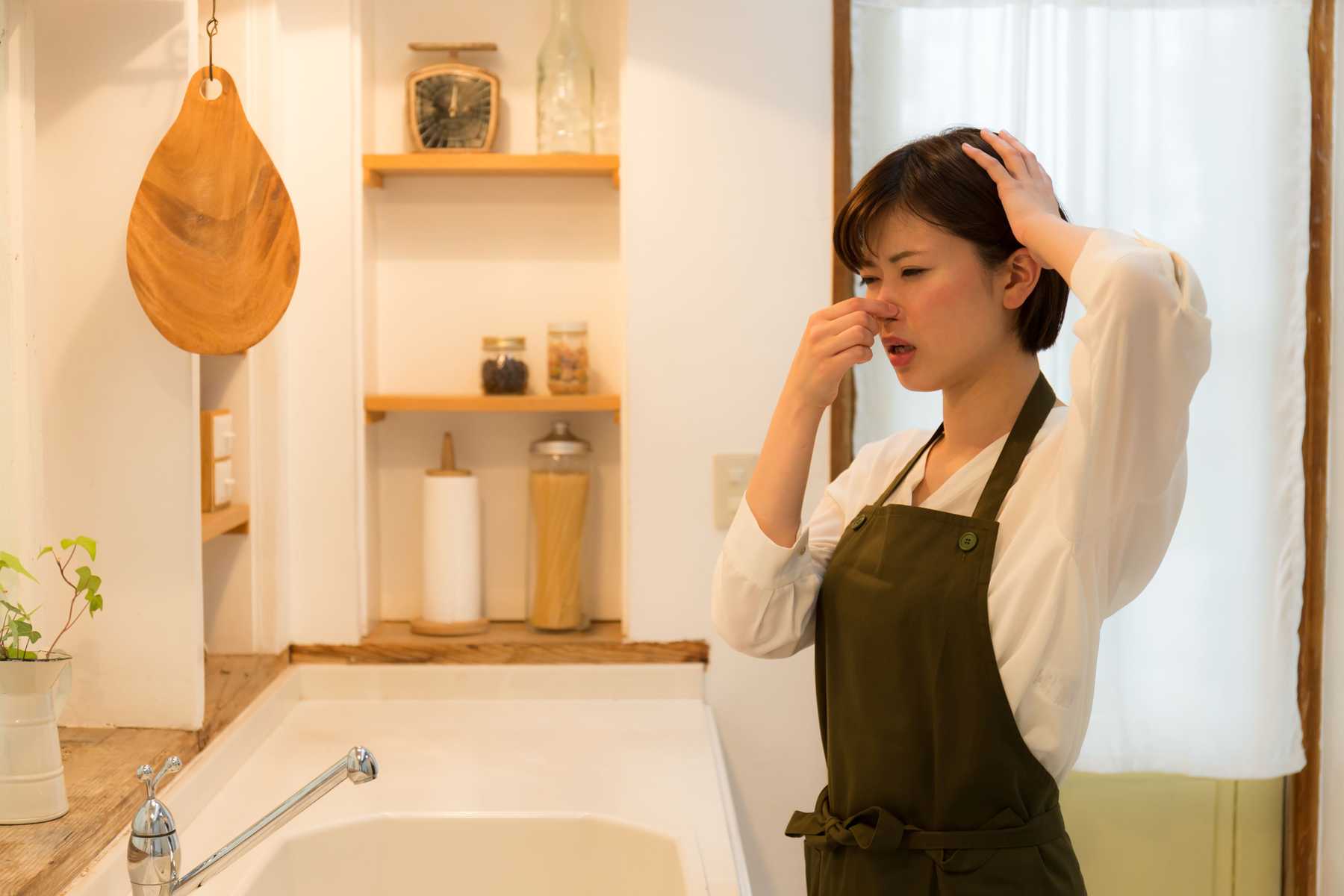 Cách khử mùi ẩm mốc trong phòng ngày mưa bão không phải ai cũng biết