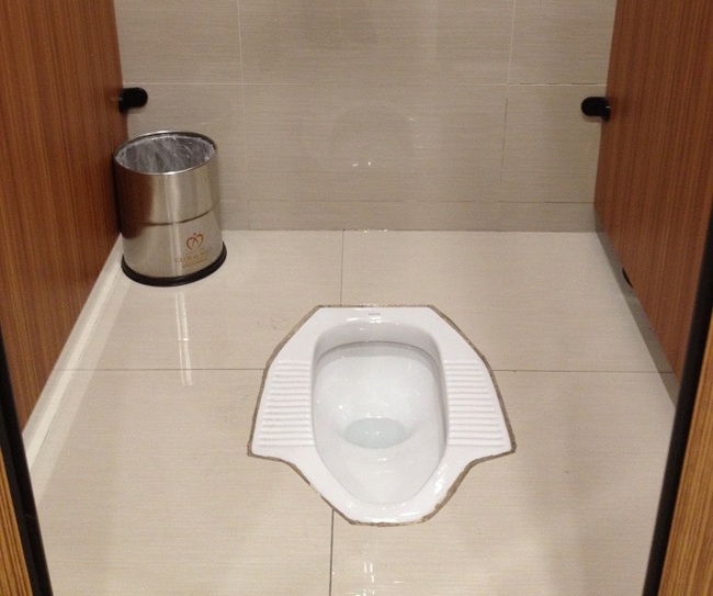 Cách thông bồn cầu ngồi xổm cực nhanh và hiệu quả