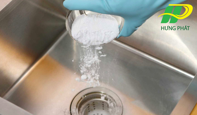 Sử dụng bột th&ocirc;ng tắc bồn rửa b&aacute;t