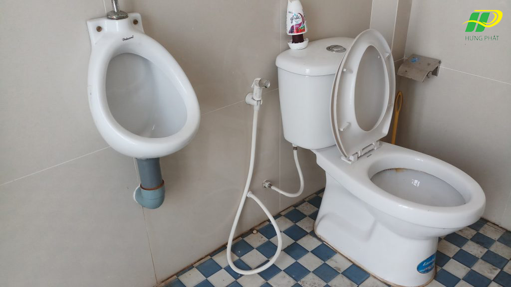 Quan s&aacute;t bồn cầu bị r&ograve; nước bằng mắt thường hoặc phẩm m&agrave;u chuy&ecirc;n dụng