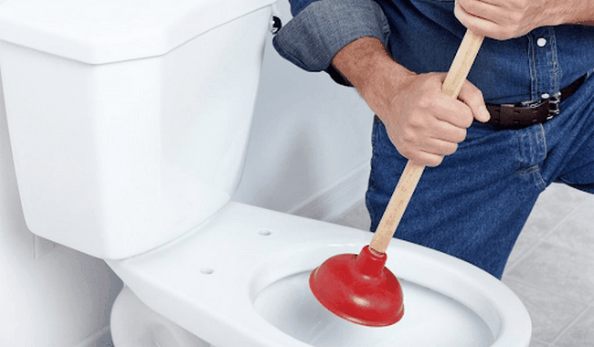 D&ugrave;ng c&acirc;y thụt pittong cao su để th&ocirc;ng bồn cầu