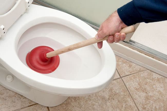 ​Xử l&yacute; bồn cầu tắc, bể phốt tắc bằng nhiều c&aacute;ch kh&aacute;c nhau