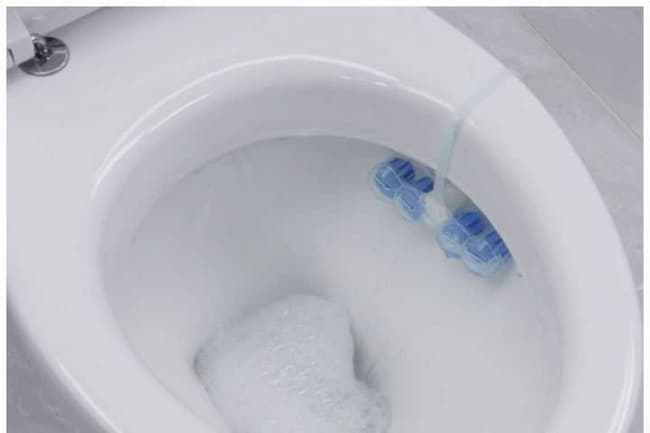 Bồn cầu nổi bong b&oacute;ng cần được khắc phục ngay