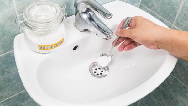 ​Vệ sinh bồn rửa tay bằng baking soda