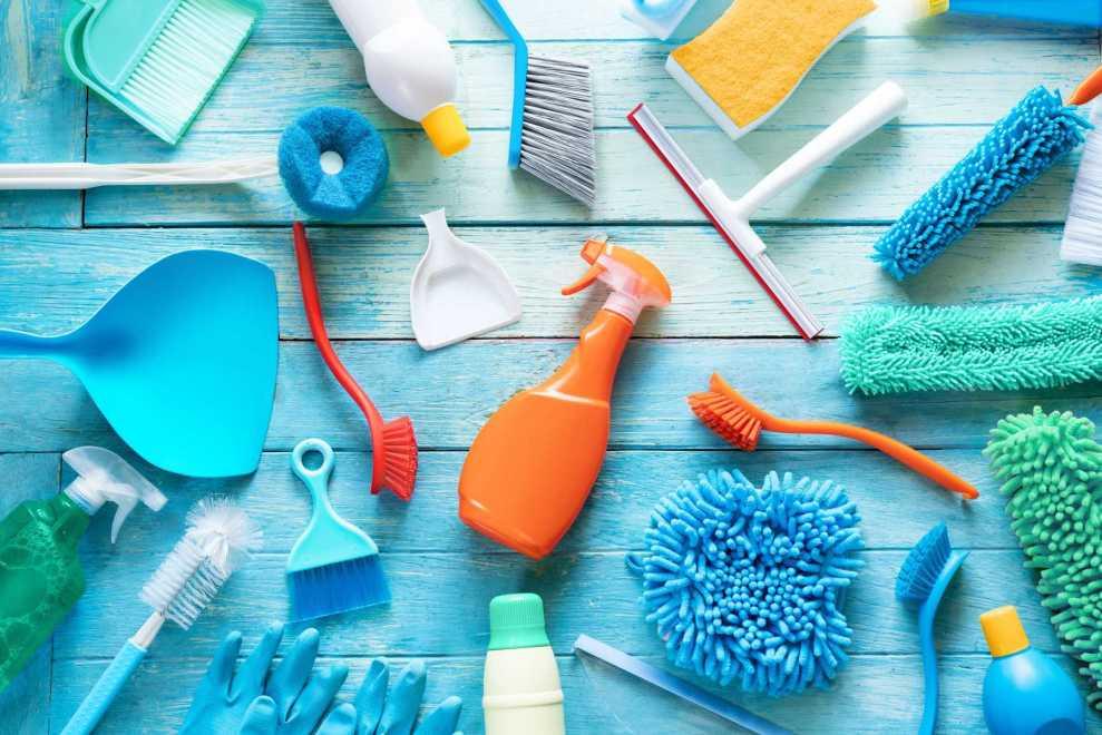 ​Chuẩn bị găng tay, b&agrave;n chải, khăn lau&hellip; khi vệ sinh nh&agrave; tắm