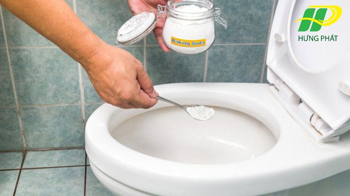 Th&ocirc;ng tắc bồn cầu chỉ bằng baking soda