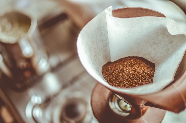 Dùng bã cafe để hút mùi hôi