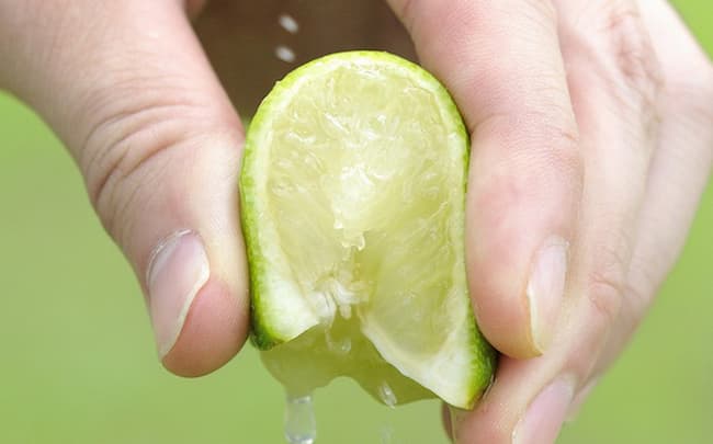 Nước cốt chanh v&agrave; nước lau s&agrave;n hỗ trợ khử m&ugrave;i khai đơn giản, hiệu quả cao