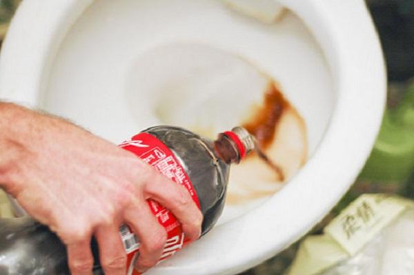 ​Sử dụng coca-cola cũng l&agrave; một c&aacute;ch th&ocirc;ng bồn cầu ngồi rất hiệu quả