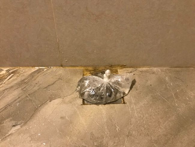 ​T&uacute;i nilon đựng nước l&agrave; bạn đ&atilde; c&oacute; thể &ldquo;đ&aacute;nh bay&rdquo; m&ugrave;i h&ocirc;i cống