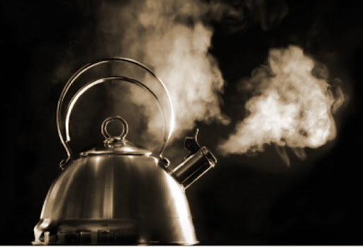 Xử l&yacute; ống tho&aacute;t nước bị tắc do dầu mỡ bằng nước s&ocirc;i v&agrave; x&agrave; ph&ograve;ng rửa ch&eacute;n