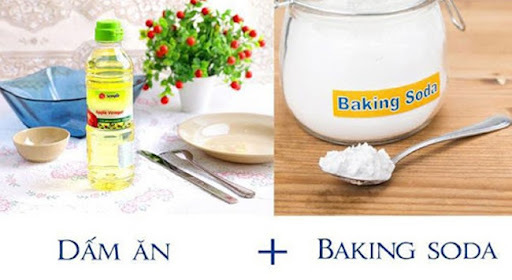 Xử l&yacute; ống tho&aacute;t nước bị tắc do dầu mỡ bằng baking soda v&agrave; giấm ăn
