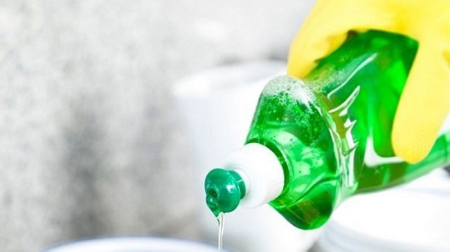 ​Th&ocirc;ng cống nh&agrave; vệ sinh bị tắc bằng nước s&ocirc;i v&agrave; x&agrave; ph&ograve;ng