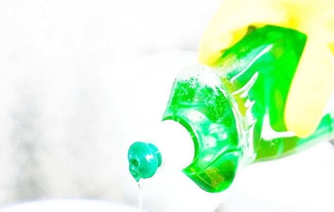 ​Th&ocirc;ng đường ống rửa b&aacute;t bằng nước s&ocirc;i v&agrave; dầu rửa ch&eacute;n