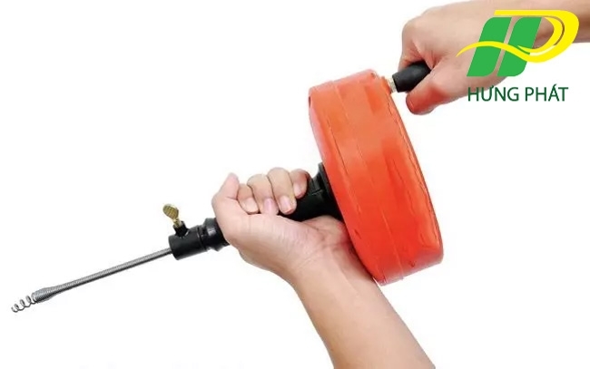 C&aacute;ch th&ocirc;ng đường ống nước thải bị tắc bằng d&acirc;y l&ograve; xo