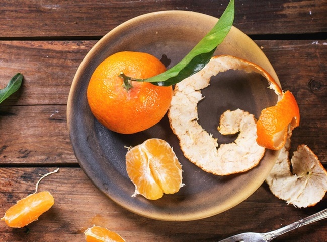 Vỏ cam, bưởi, qu&yacute;t gi&uacute;p tiết kiệm chi ph&iacute; l&agrave;m thơm toilet